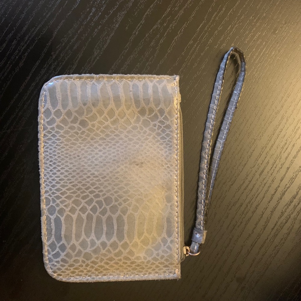 Gray faux snakeskin print wristlet - Picture 5 of 5